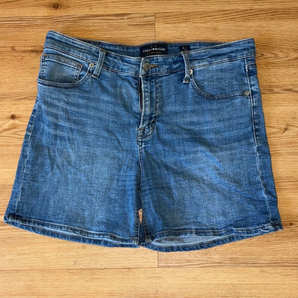 Lucky Brand mid length shorts
